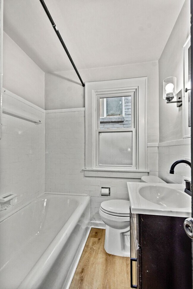 Building Photo - Beautiful 3 bedroom home in Crafton Heights available May 1!