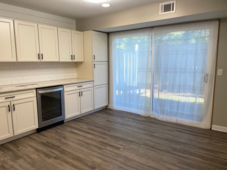Kitchen with sliding door to bath patio - 1010 Country Club Rd