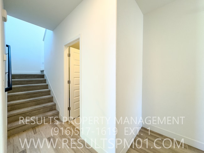 Building Photo - Antelope 3 Bed 2.5  Bath Beauty