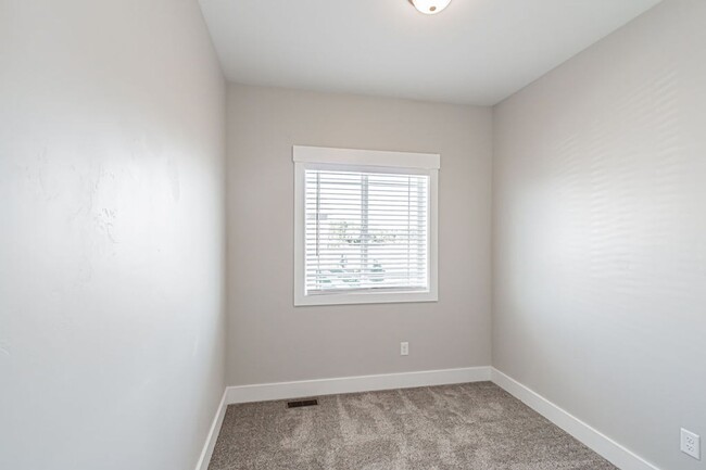 Building Photo - 654 S Saturn Ave