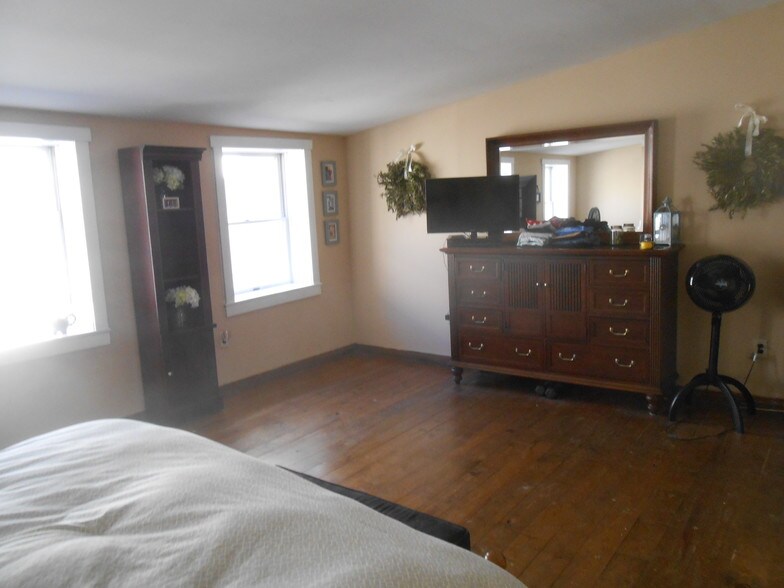 Building Photo - 4 S Front St