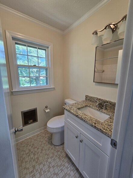 Building Photo - 205 Pinewood Dr