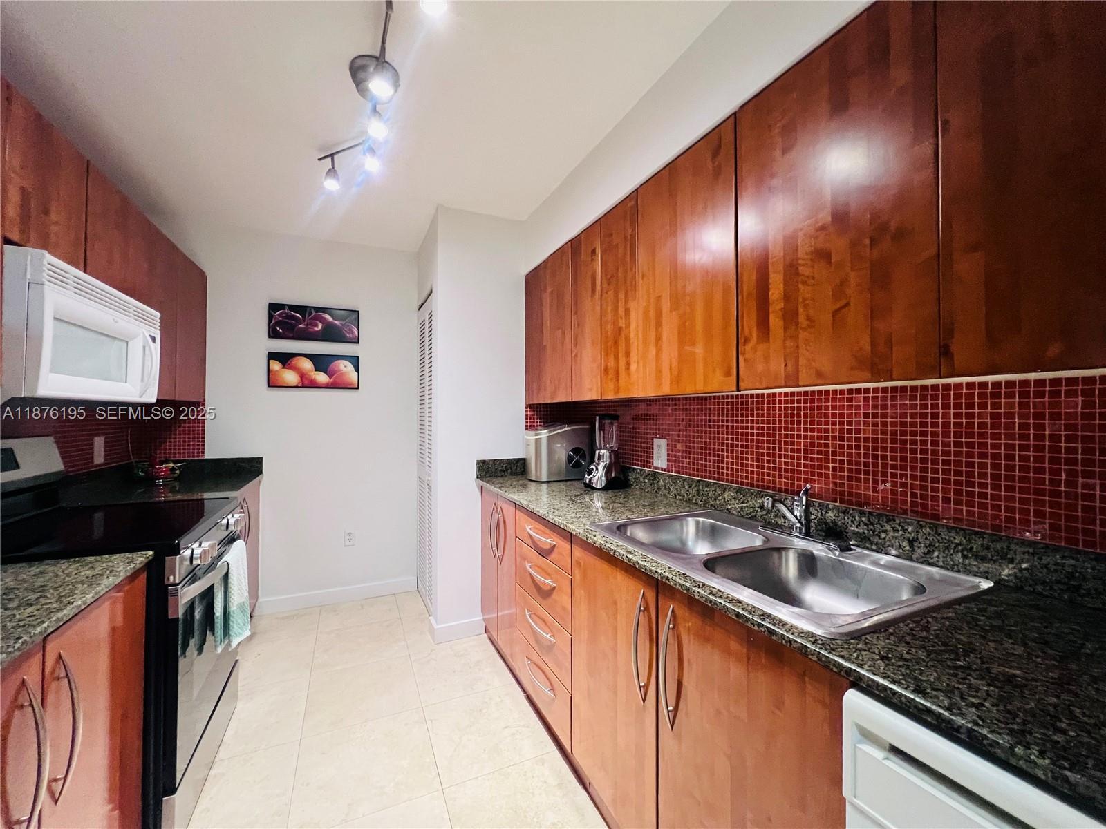 Building Photo - 1200 Brickell Bay Dr