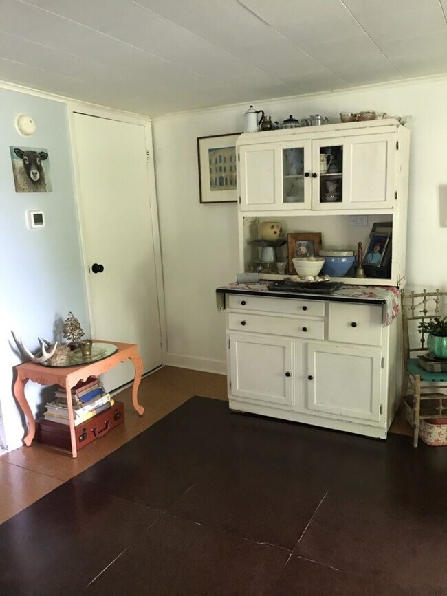 Building Photo - Large Four Bedroom Farmhouse in Chelsea!