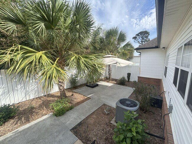 Building Photo - Luxury Townhouse - Outdoor Oasis