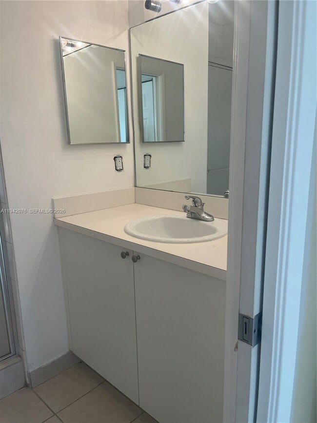 Building Photo - 8060 N Nob Hill Rd