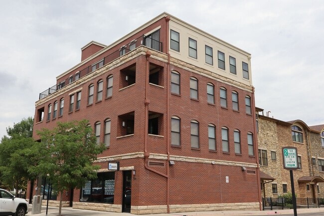 Building Photo - Modern Condo Near Old Town Charm + $200 Mo...