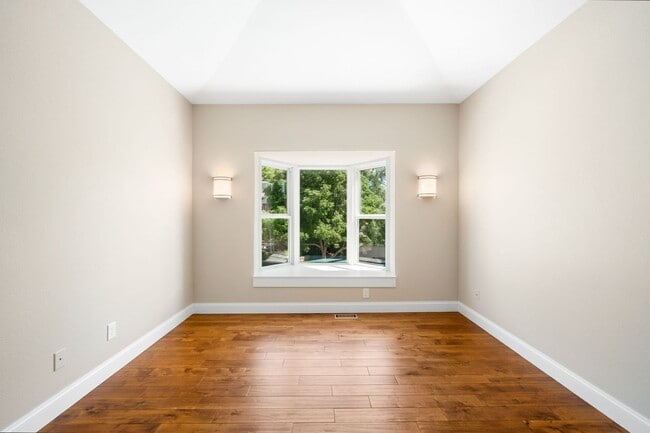 Building Photo - Luxury 6BD, 5BA Recently Remodeled Littlet...