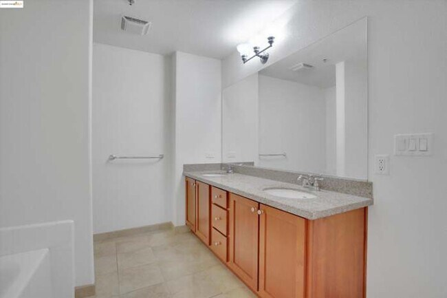 Building Photo - 423 7th St