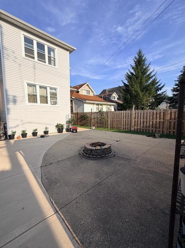 Building Photo - 5540 N Luna Ave