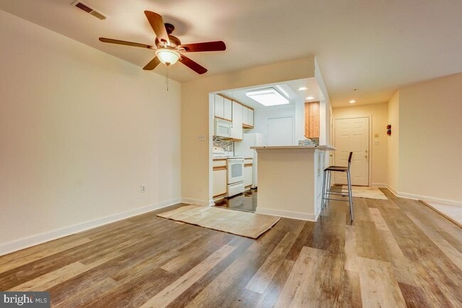 Building Photo - 3301 Sir Thomas Dr