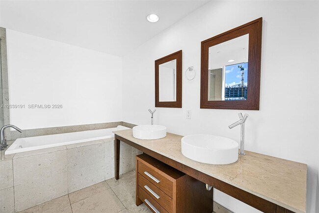 Building Photo - 475 Brickell Ave