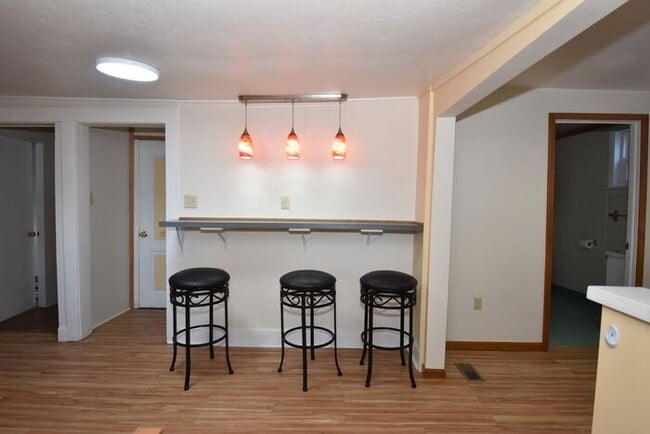 Building Photo - Close to Downtown Mishawaka- 2 bedroom duplex apartment