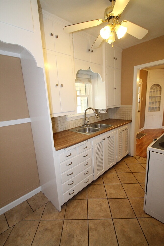Building Photo - 24hr notice required before showings. Beau...