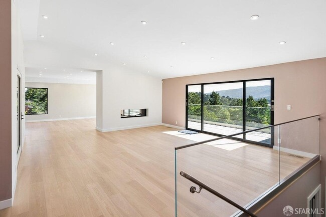 Building Photo - 1435 Lakeview Dr