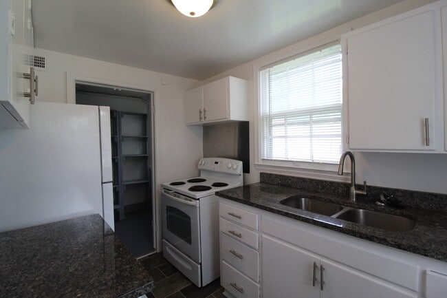 Building Photo - May FREE On This 2 Bedroom Duplex in North Kansas City
