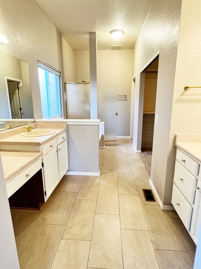 Building Photo - Open Ranch with 3 beds 2 baths and a 2-car...