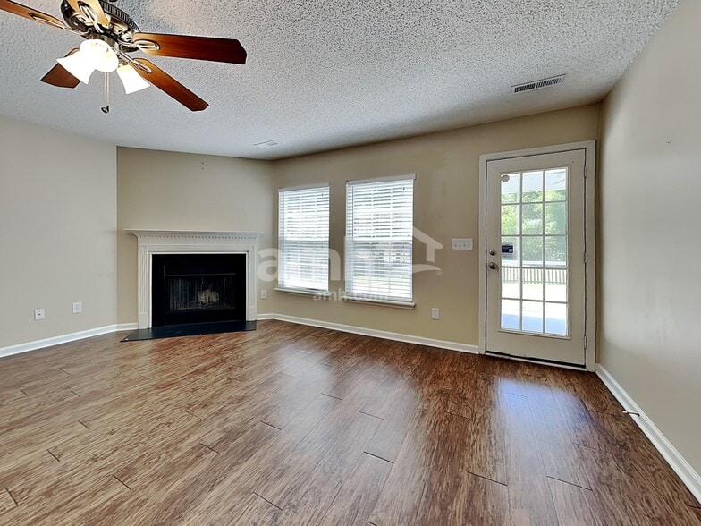 Building Photo - 5013 Springdale Dr