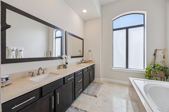 Building Photo - 5729 Larkin St