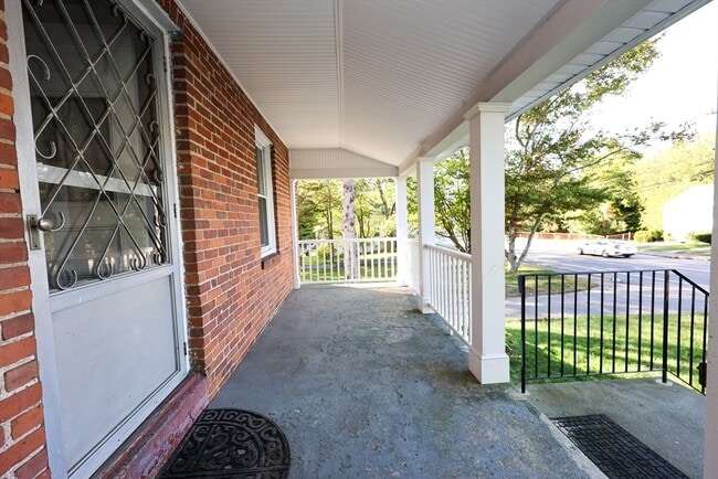 Building Photo - 354 Pond St