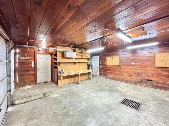 Building Photo - 2245 W Oak St