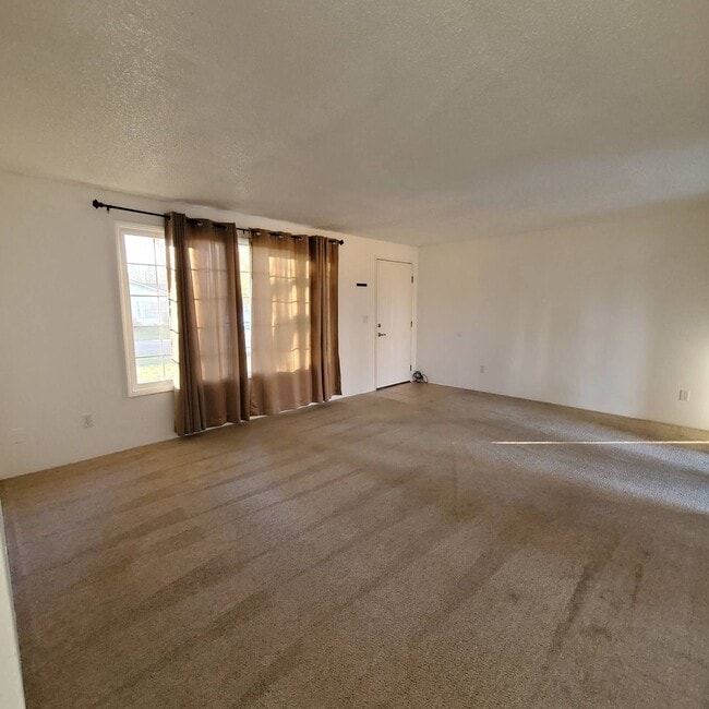 Building Photo - Cozy 2 Bed, 1 Bath duplex with large yard - Won't Last Long!