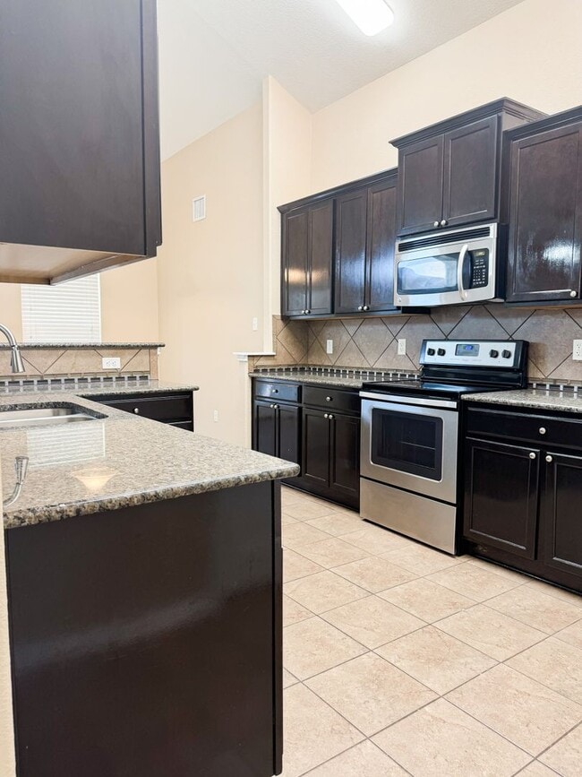 Building Photo - Perfect location! 4/2 home!