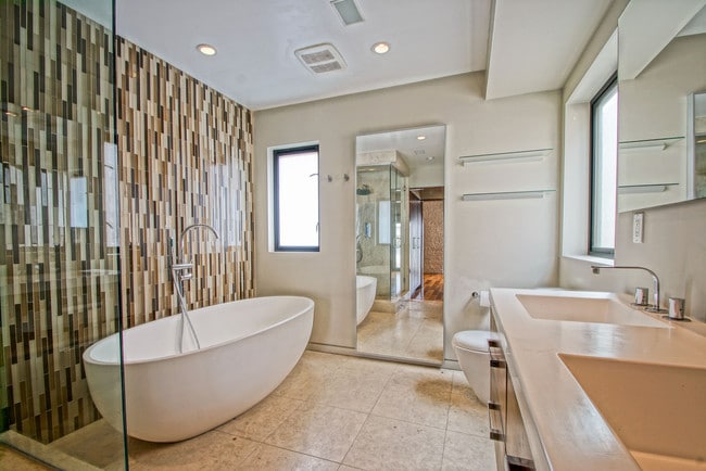 Master bath - 216 33rd Pl