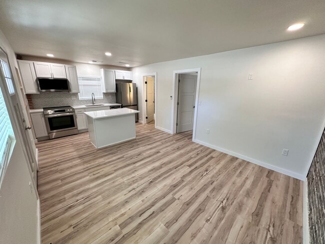 Building Photo - Luxurious 1 Bed 1 Bath Home: Your Oasis Aw...