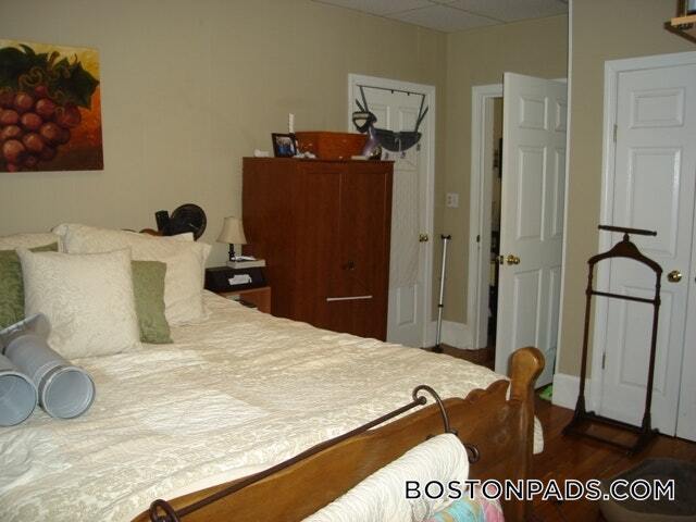 Building Photo - 879 Beacon St