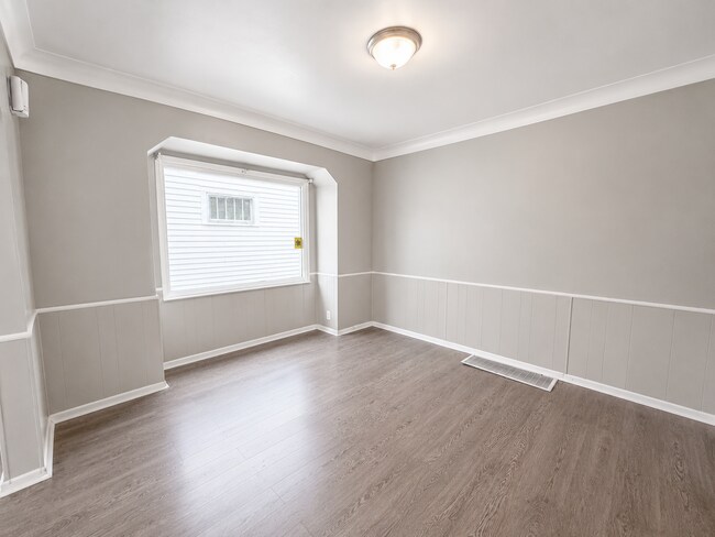 Building Photo - Spacious 4-bedroom home located in North Toledo