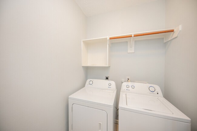 Building Photo - 3019 Lake Dr