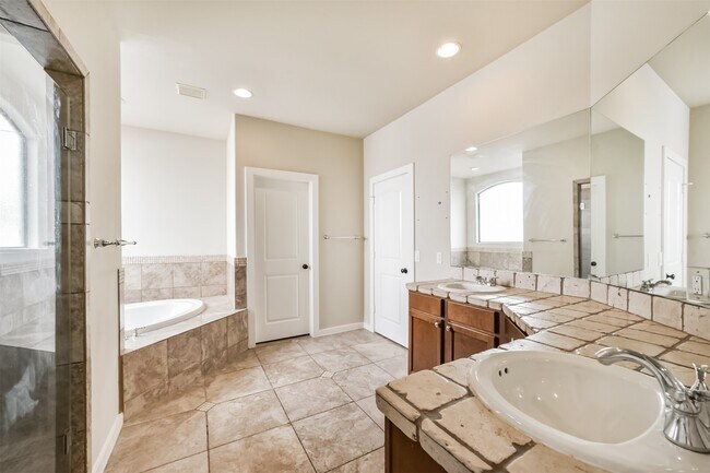 Building Photo - 11025 Robin Hood Ct