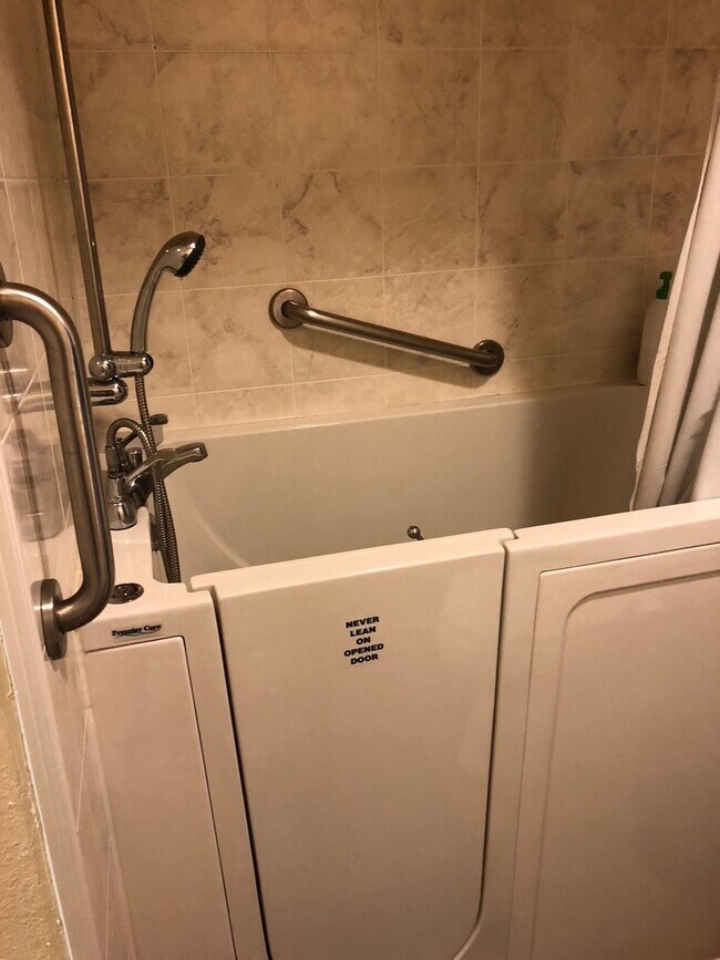 Building Photo - Lovely Home Steps Away From All the Amenities in Leisure World, in 45+ Active Adult Community Ava...