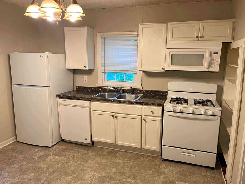 Building Photo - 118 E 15th St