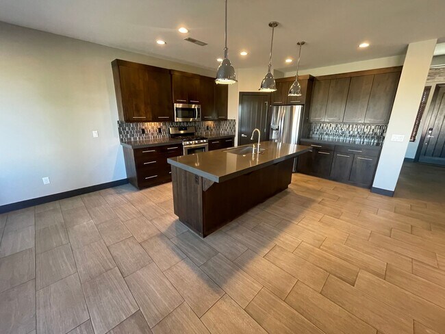 Building Photo - Beautiful Bridal Gate Estates - FIVE CAR GARAGE!!