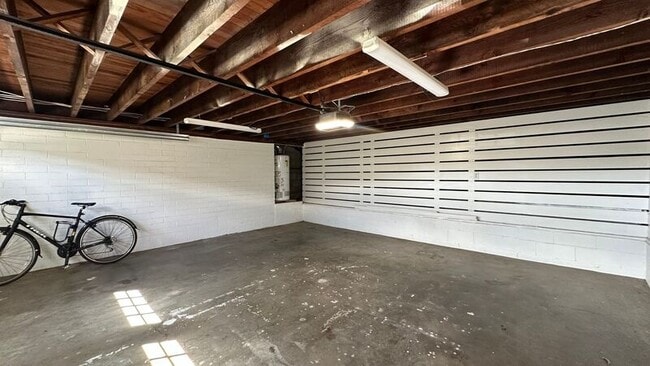 Building Photo - 2340 University Ave