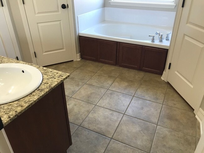 Building Photo - KINGS POINT-GATED COMMUNITY NEAR LSUS COLLEGE