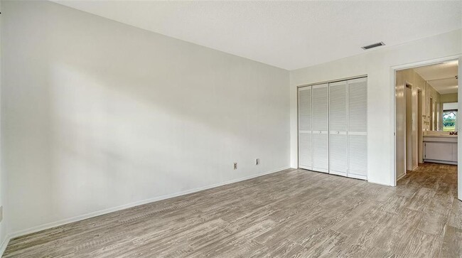 Building Photo - 7880 Palm Aire Ln