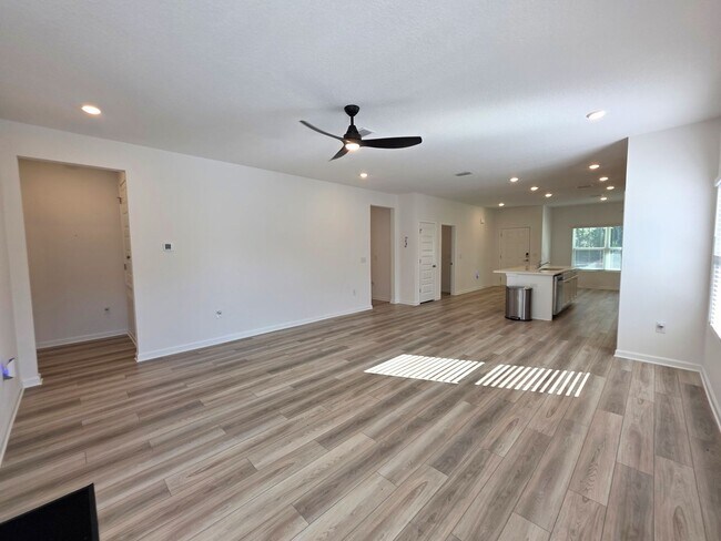 Building Photo - 3BR/2BA home with internet included