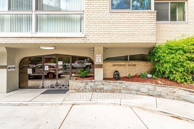 Building Photo - 922 24th St NW