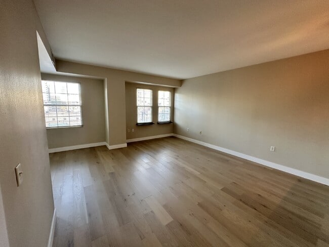 Building Photo - 2 bed/2 bath condo in Golden Triangle