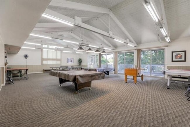 Building Photo - End Unit 2 Bed, 2 Bath Townhouse with Atta...