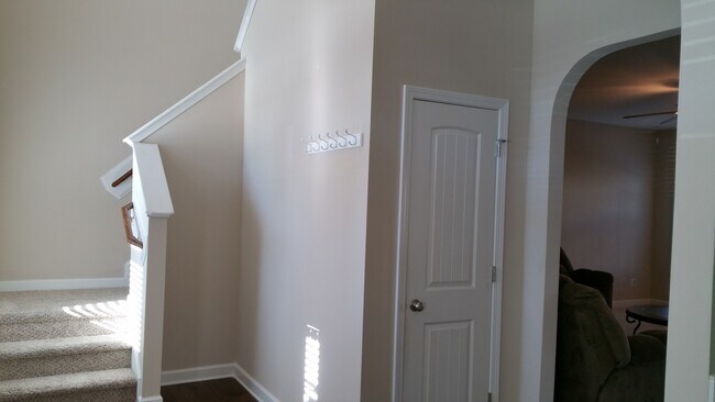 Building Photo - Big Beautiful and Available