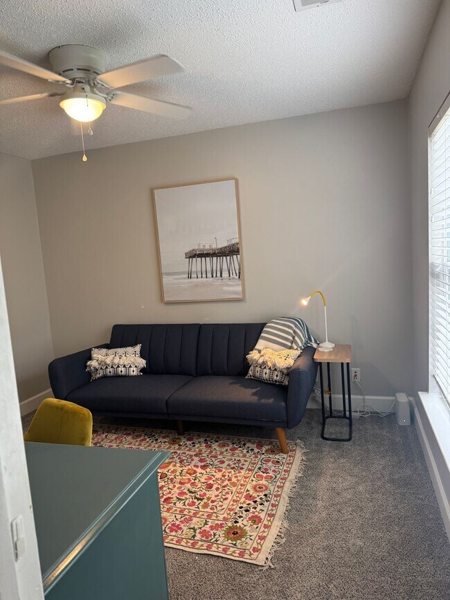 Building Photo - 3 bedroom fully furnished home, Pet Friend...