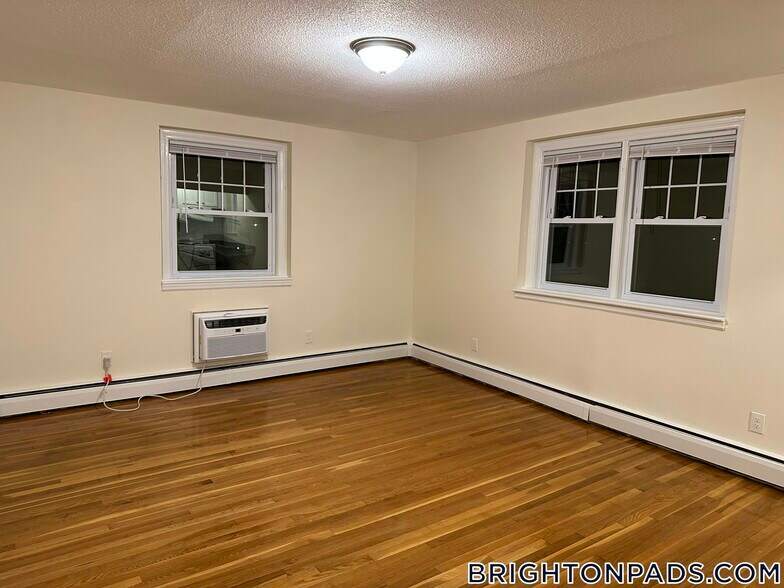 Building Photo - 2018 Commonwealth Ave