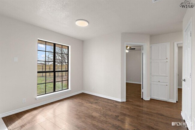Building Photo - 300 E Garden Dr