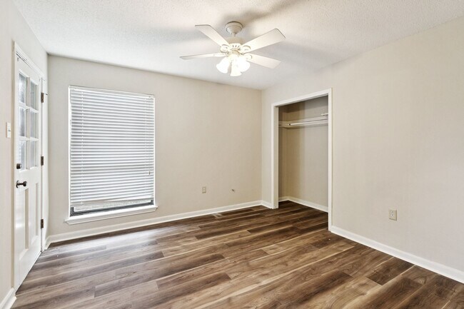 Building Photo - 12037 Oak Haven Ave
