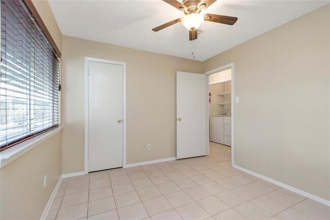 Building Photo - 6903 Foxmont Ln