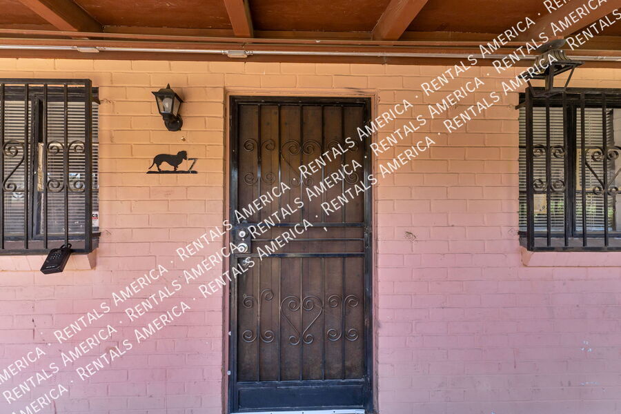 Building Photo - 947 N Alvernon Way